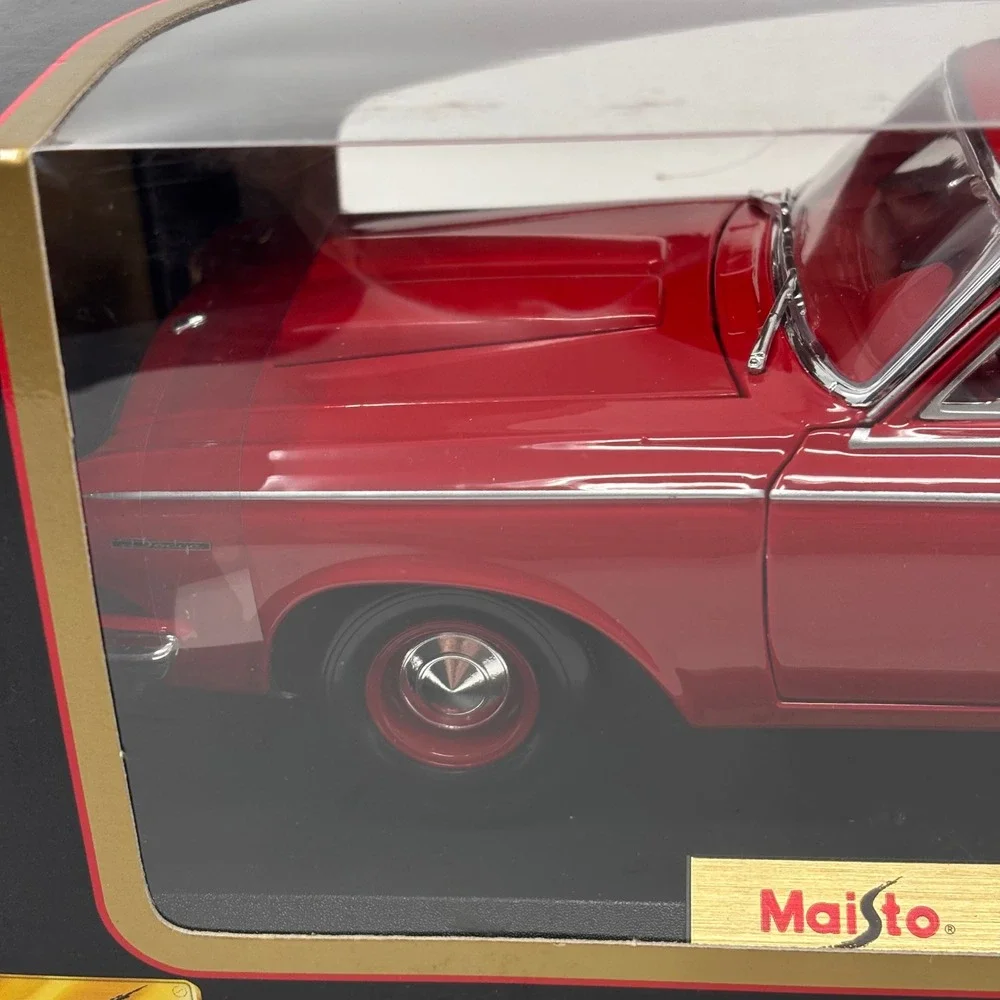 1963 Dodge 330 1:18 Maisto Special Edition Diecast Open Box